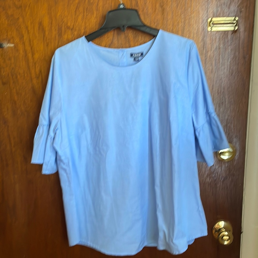 Cute Izod chambray blue top w bell short sleeve & working buttons down back